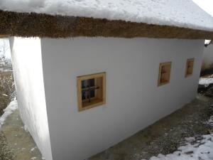 Dobrina - Vukova domačija, zadnja fasada nove stavbe, december 2018